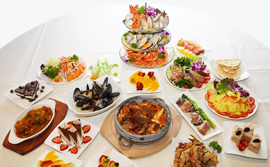 享用海鮮、烤肉、鐵板燒任食、啤酒、汽水任飲，另設有自助區提供頭盤、甜品 觀賞維港兩岸景色及幻彩詠香江