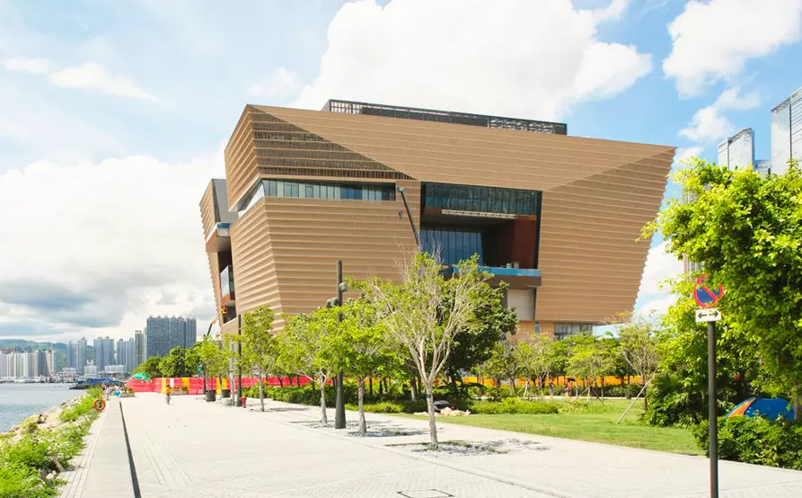 博物館設有多個展館，展出九百多件藝術文物，均為故宮博物院所藏珍品，不少珍品更是首次於香港公開展出。