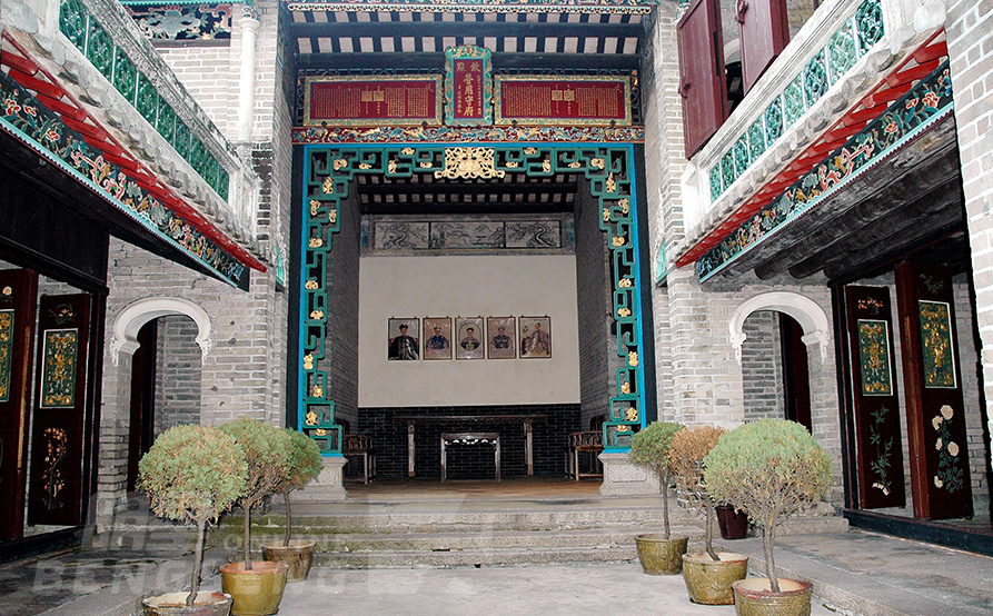 相傳是清朝「大夫」的府第。在這座充滿中式建築美的百年古宅裡，室內的設計更融合了西方建築風格如彩色玻璃窗，巴洛克式拱形門廊，別具特色。
